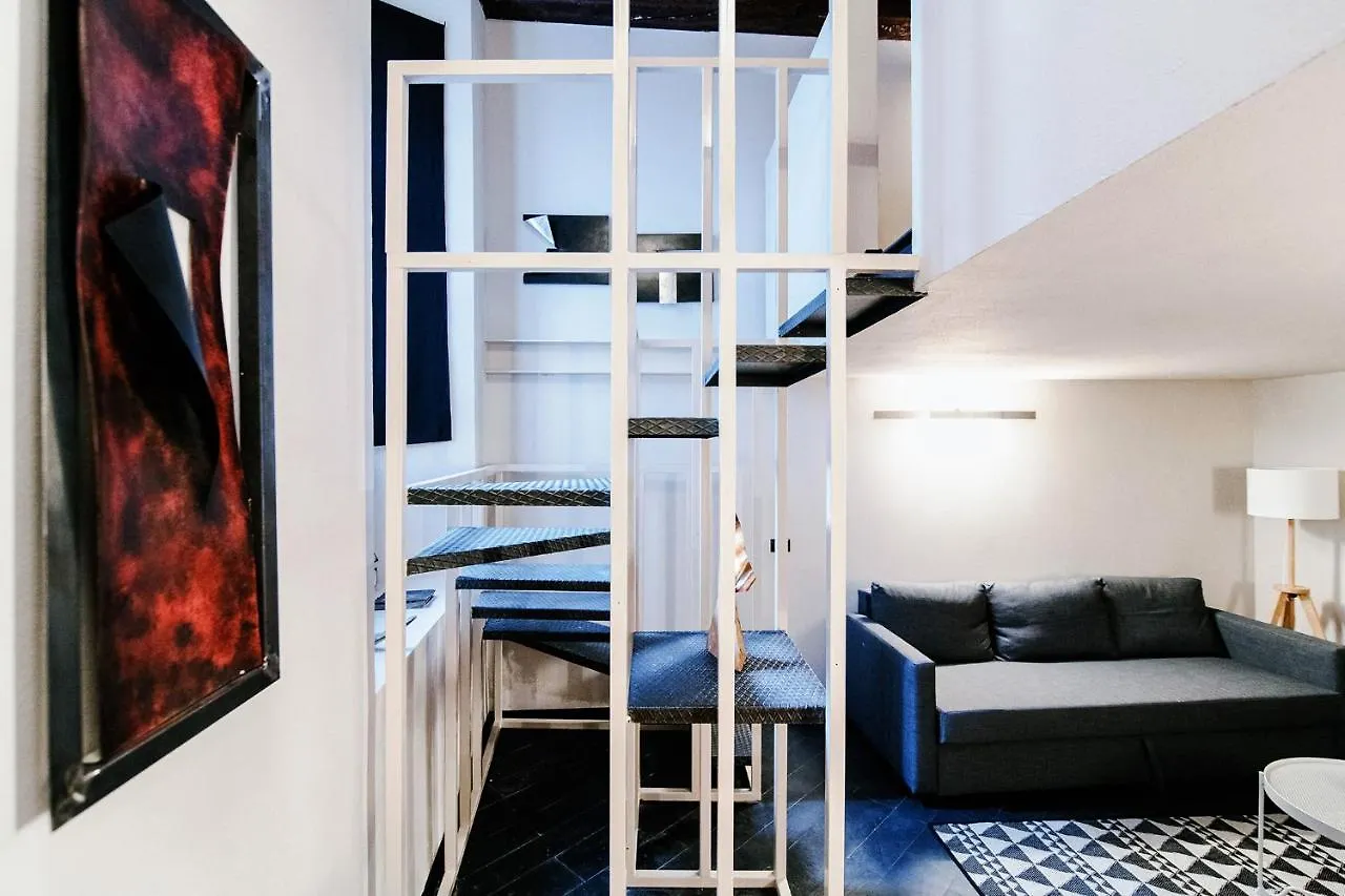 Palazzo Del Pero - The House Of Travelers Daire Como 0*,